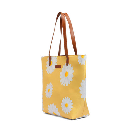 Yellow tote bag with white daisies design, a trendy and versatile accessory for everyday use.