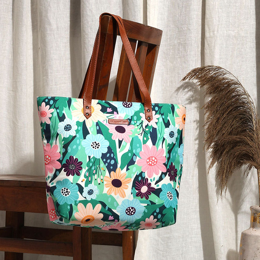 Stylish floral print tote bag with a chic leather handle.