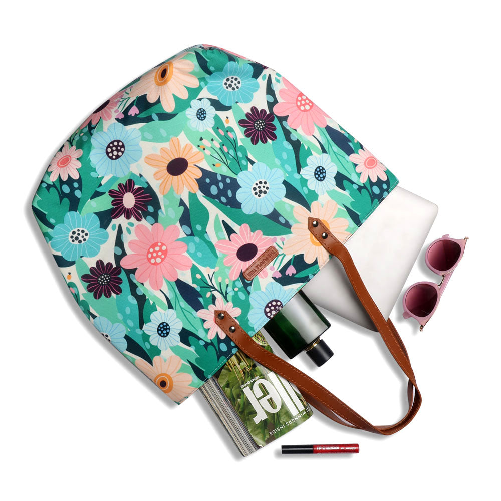 Fashionable tote bag with floral print and leather handle.