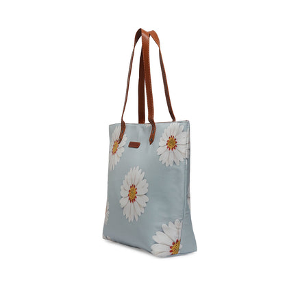 Carry your belongings in style with this trendy tote bag decorated with lovely white daisies.