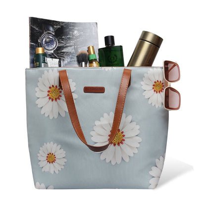Large tote bag featuring beautiful white daisies, ideal for adding a touch of floral charm to your outfit.