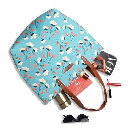 Trendy tote bag featuring a beautiful blue and white floral pattern.