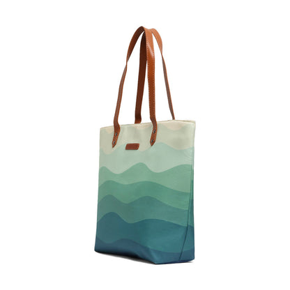  Trendy tote bag with a wave design, a versatile accessory for beach outings or everyday activities.