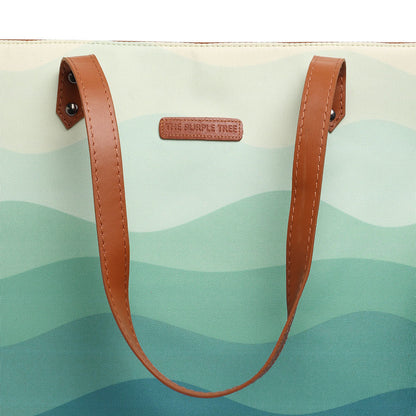  Stylish tote bag with ocean wave design, perfect for beach days or everyday use.