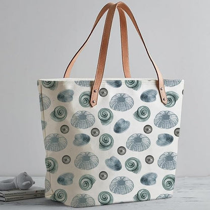 Fashionable tote bag adorned with shells, ideal for a summer outing.