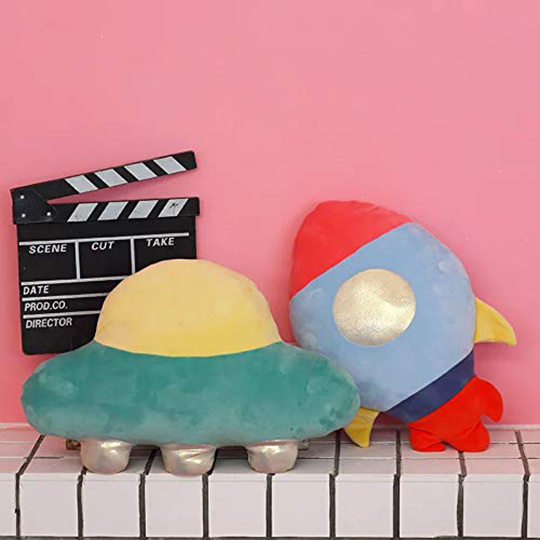 Elevate your decor with a charming pillow adorned with a sunny motif, creating a cozy and inviting atmosphere.