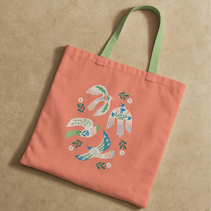  A tote bag with an eye-catching birds, colorful design, ideal for carrying everyday essentials.
